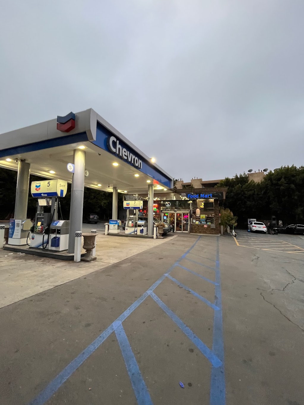 Chevron | 2134 N Vermont Ave, Los Angeles, CA 90027, USA | Phone: (323) 664-0200