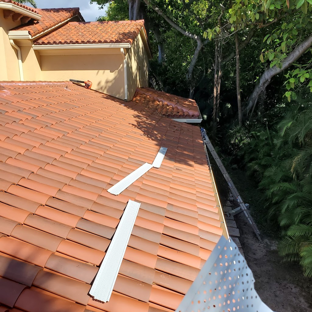 HANDYWORKS LLC Seamless Gutters! | 1313 SE 22nd Ave, Pompano Beach, FL 33062, USA | Phone: (786) 449-4484