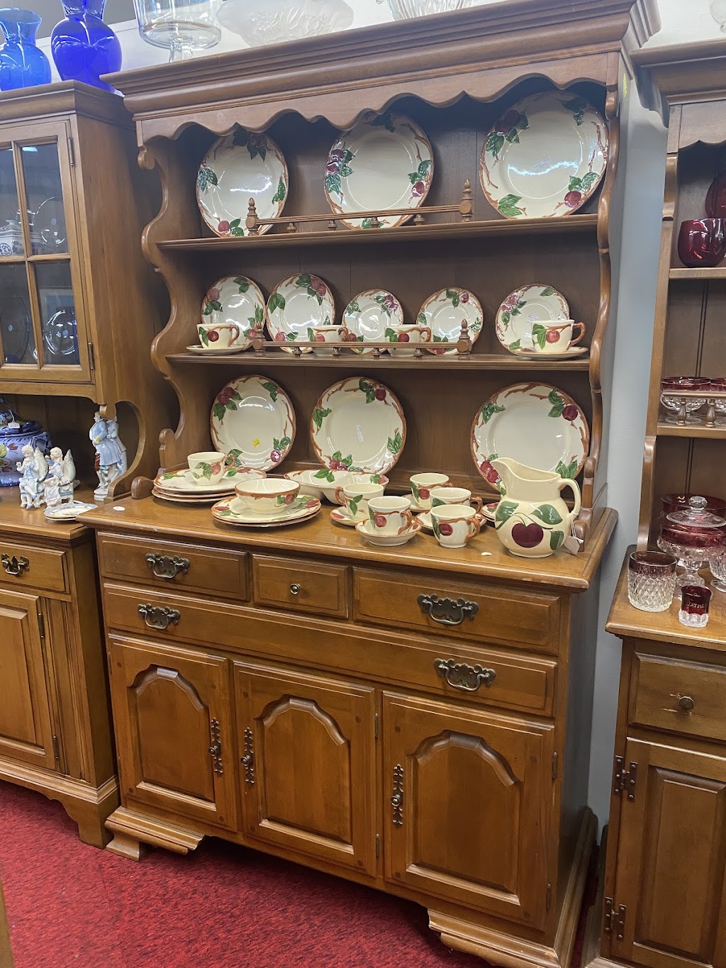 Lous Antique Mall | 120 Arnett Blvd, Danville, VA 24540, USA | Phone: (434) 797-5777