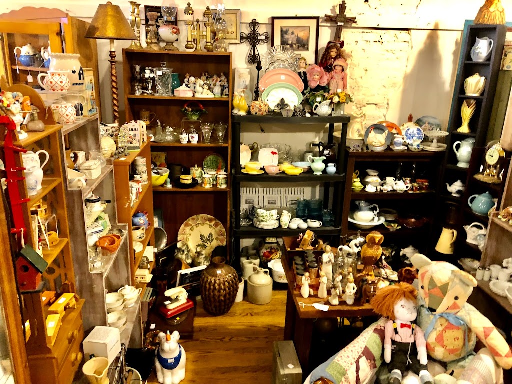 Red Door Antiques | 100 McKinney St, Farmersville, TX 75442, USA | Phone: (972) 782-7222