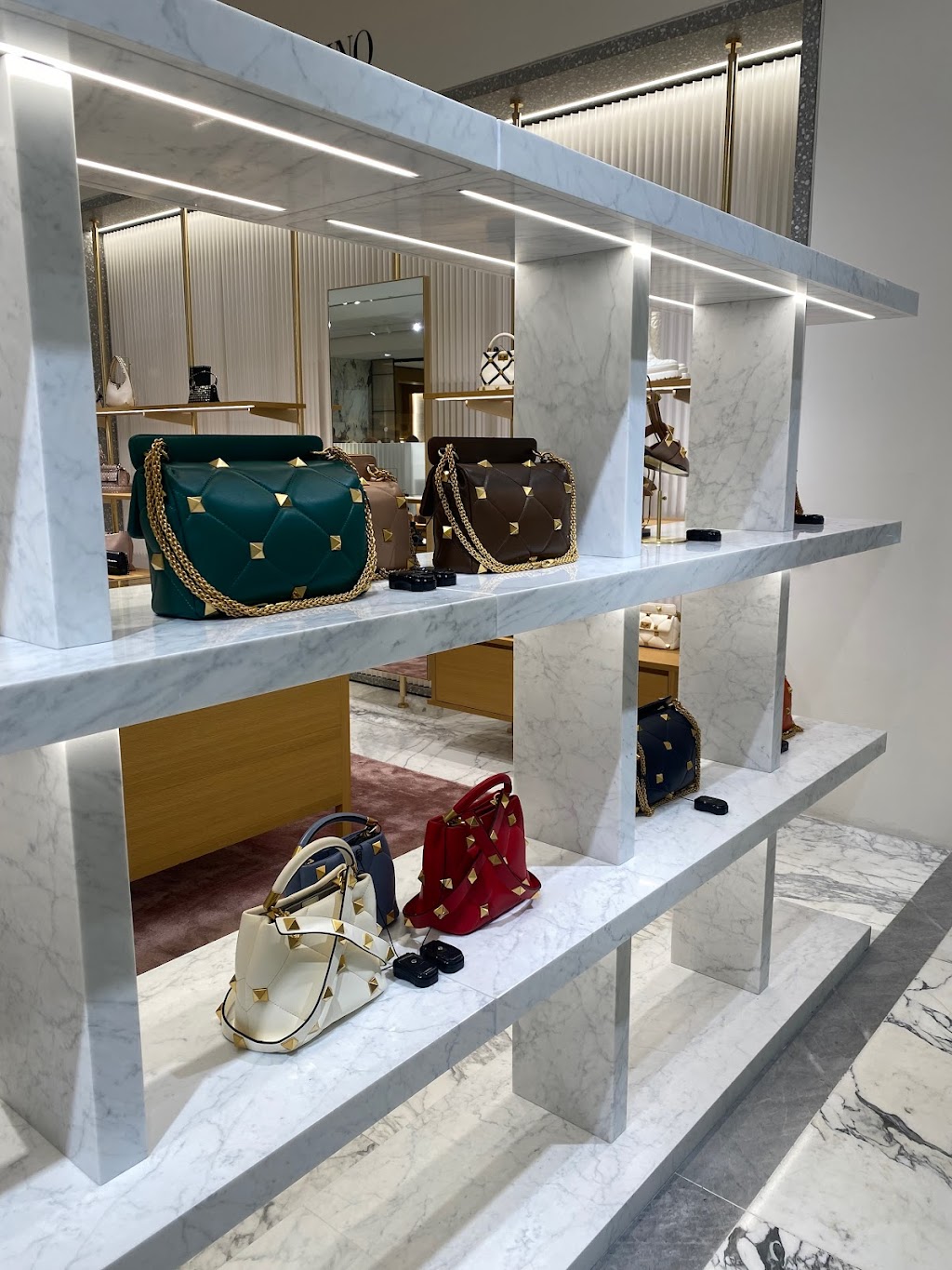 Prada Amsterdam Bijenkorf | Dam 1, 1012 JS Amsterdam, Netherlands | Phone: 088 245 9017