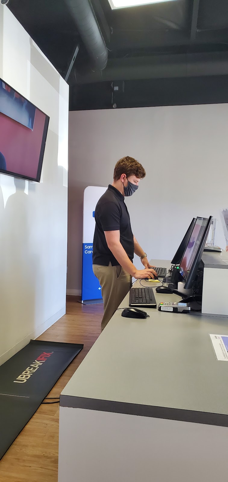 Red Robin Gourmet Burgers and Brews | 267 N Milwaukee St, Boise, ID 83704, USA | Phone: (208) 323-0023 Red Robin Gourmet Burgers and Brews | 267 N Milwaukee St, Boise, ID 83704, USA | Phone: (208) 323-0023