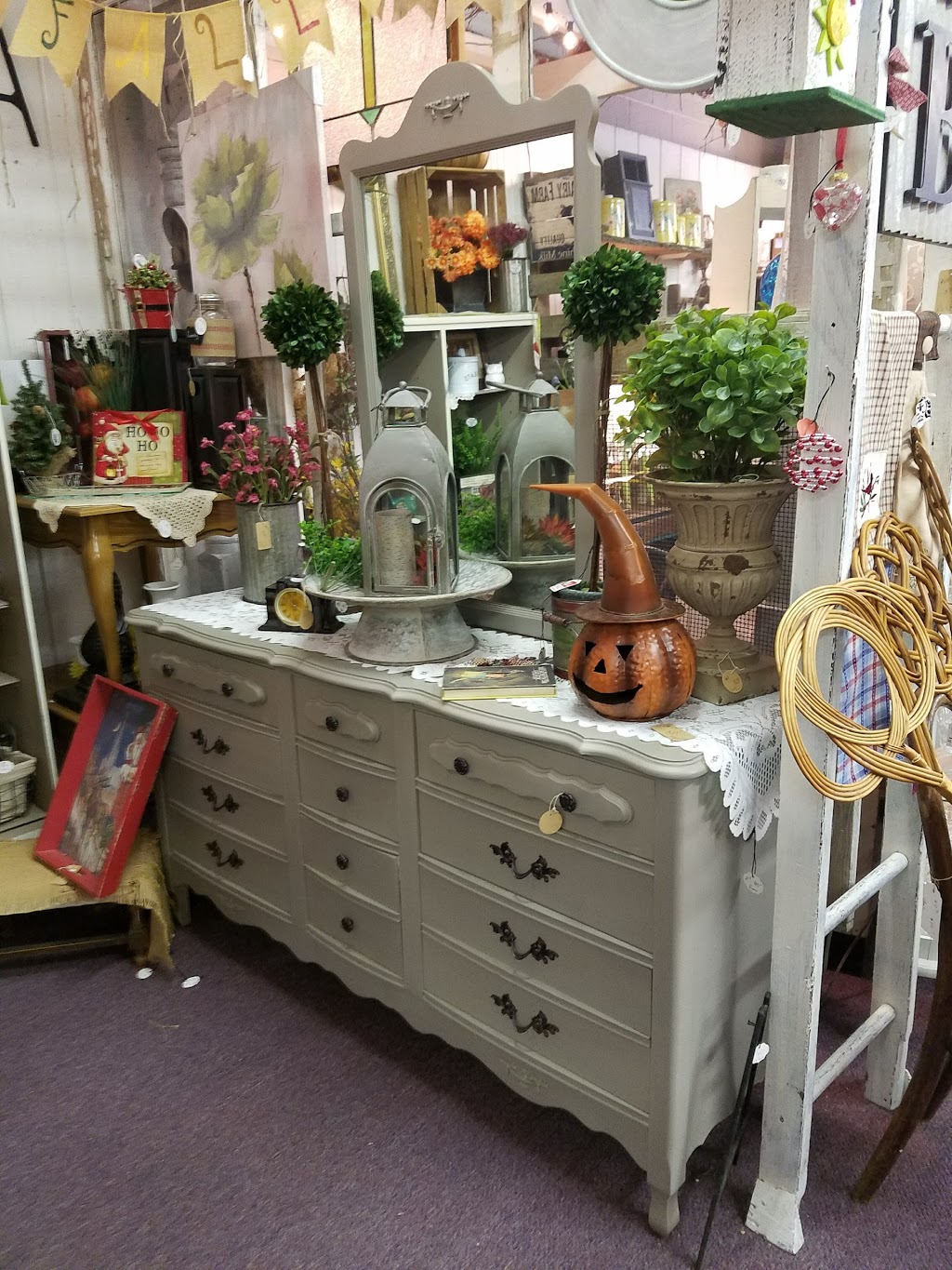 secondhand chic marketplace | 910 N 2nd St, St Charles, MO 63301, USA | Phone: (636) 294-3516