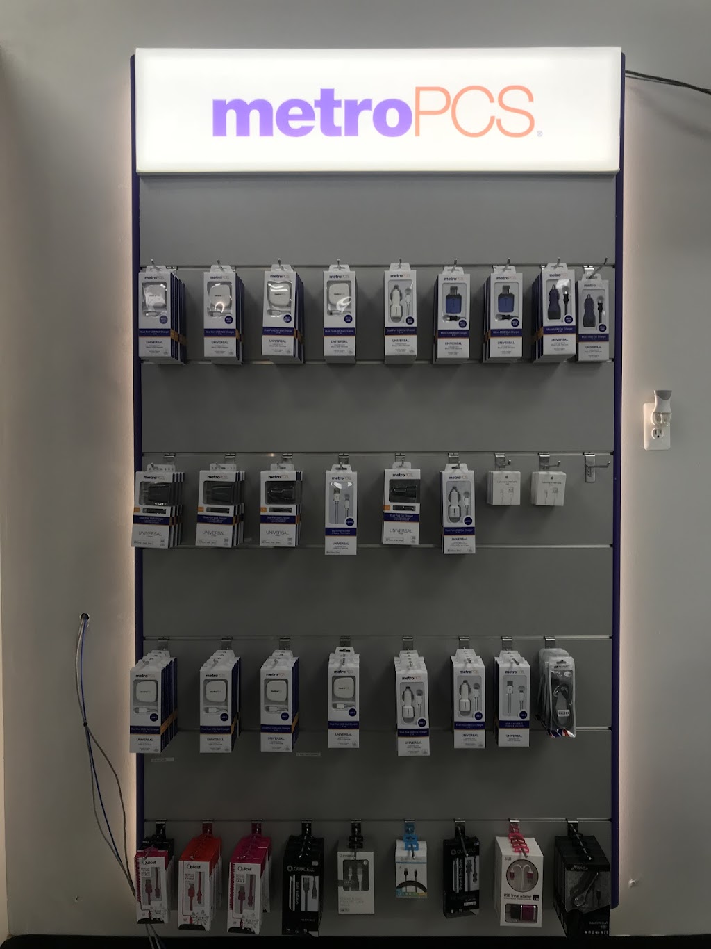 Metro by T-Mobile | 211 Middlebelt Rd, Garden City, MI 48135, USA | Phone: (734) 466-3200