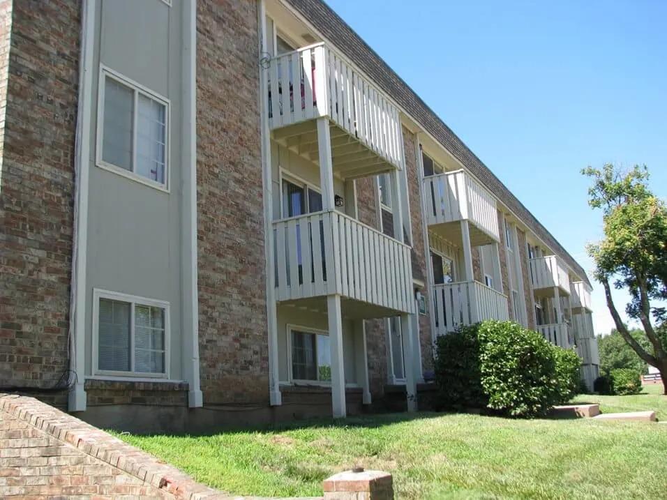 Hearth Hollow Apartments | 200 S Woodlawn Blvd, Derby, KS 67037, USA | Phone: (316) 633-4917