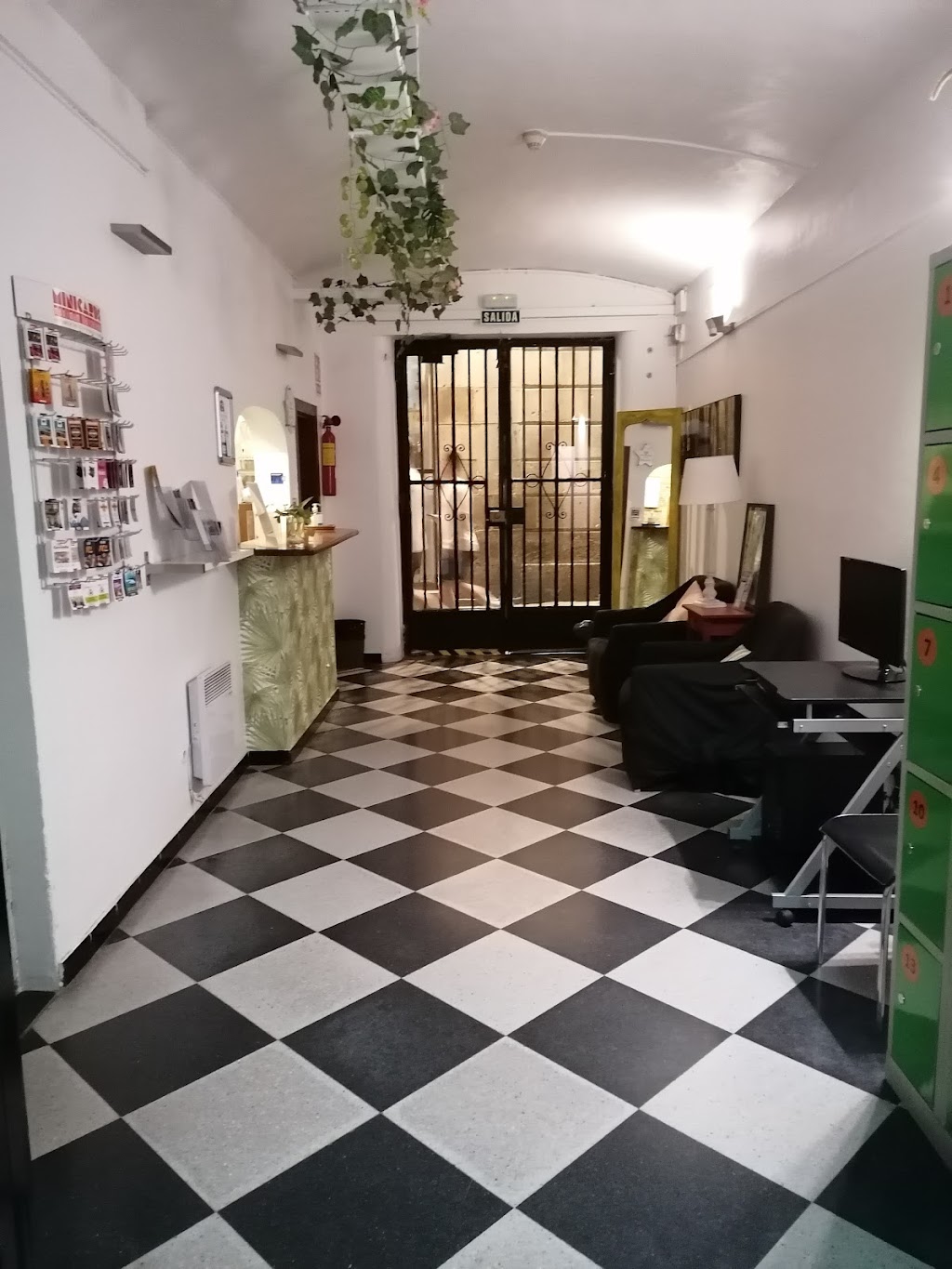 Hostel new york | C/ den Gignàs, 6, 08002 Barcelona, Spain | Phone: 933 15 03 04