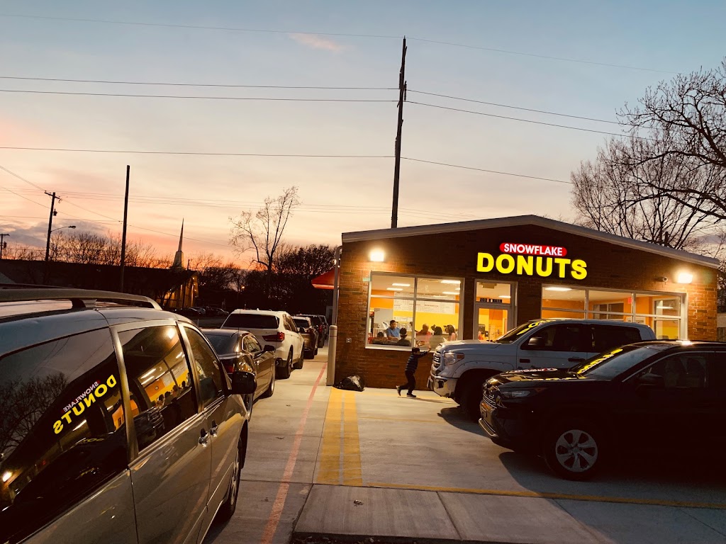 Snowflakes Donuts | 203 N Main St, Hutchins, TX 75141, USA | Phone: (972) 225-0808