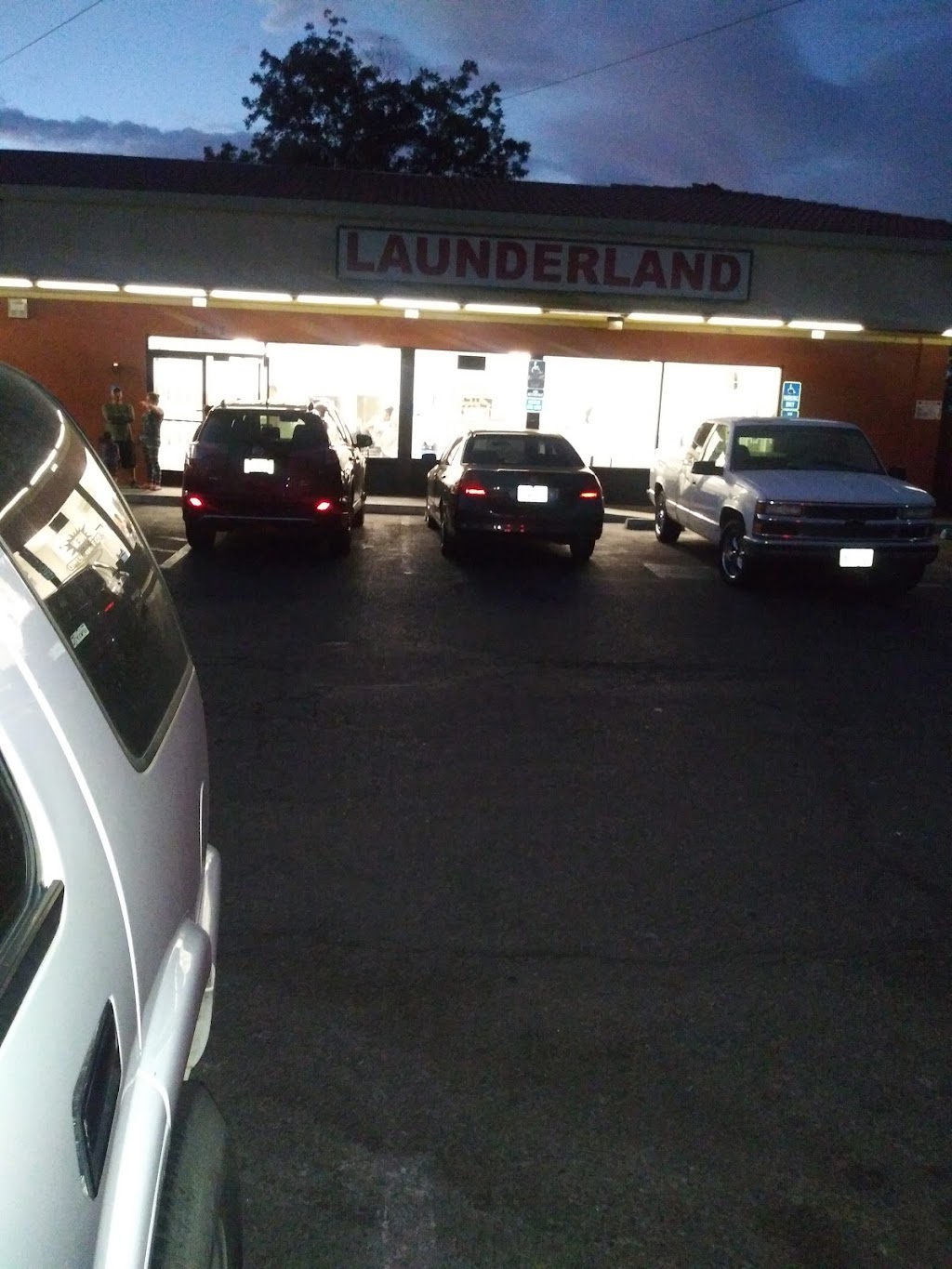 Launderland Laundromat | 1592 Lander Ave, Turlock, CA 95380, USA | Phone: (209) 605-8115