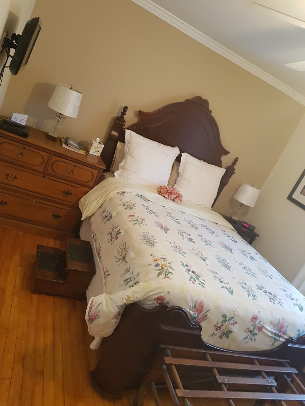 Danner House B&B | 12549 Niagara Pkwy, Niagara Falls, ON L2G 0P6, Canada | Phone: (905) 295-1805