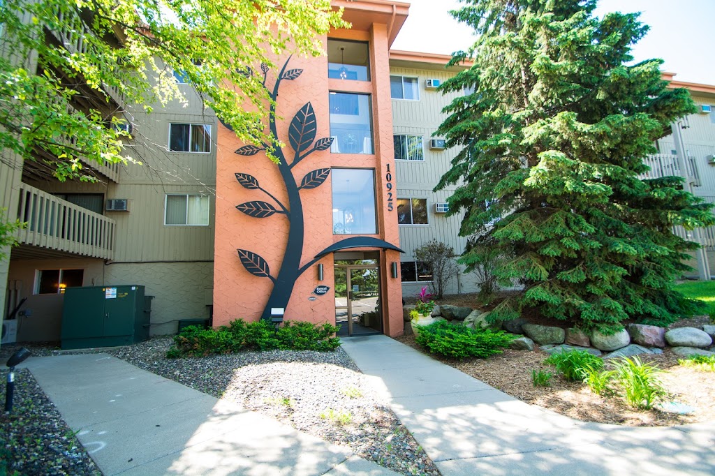 Wilshire Wood Apartments | 10925 Wayzata Blvd, Hopkins, MN 55305, USA | Phone: (952) 546-4944