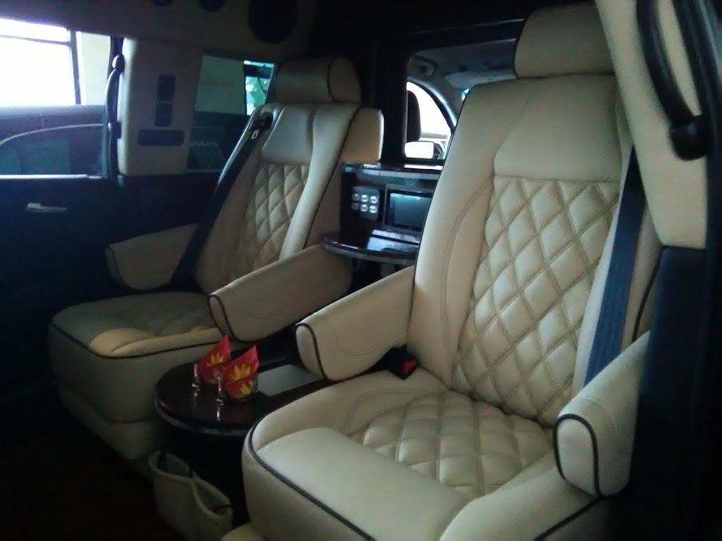 A Touch Of Class Limousine Service | 5893 Center Rd, Valley City, OH 44280, USA | Phone: (216) 861-7433