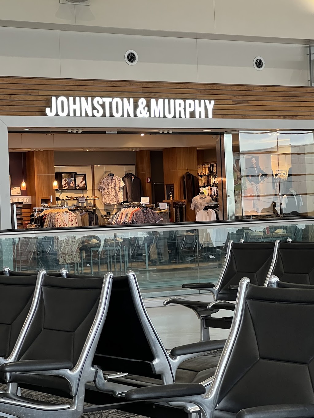 Johnston & Murphy | Between Gates A43 and A45, McNamara Terminal, 2588, Worldgateway Pl, Detroit, MI 48242 | Phone: (734) 941-6102