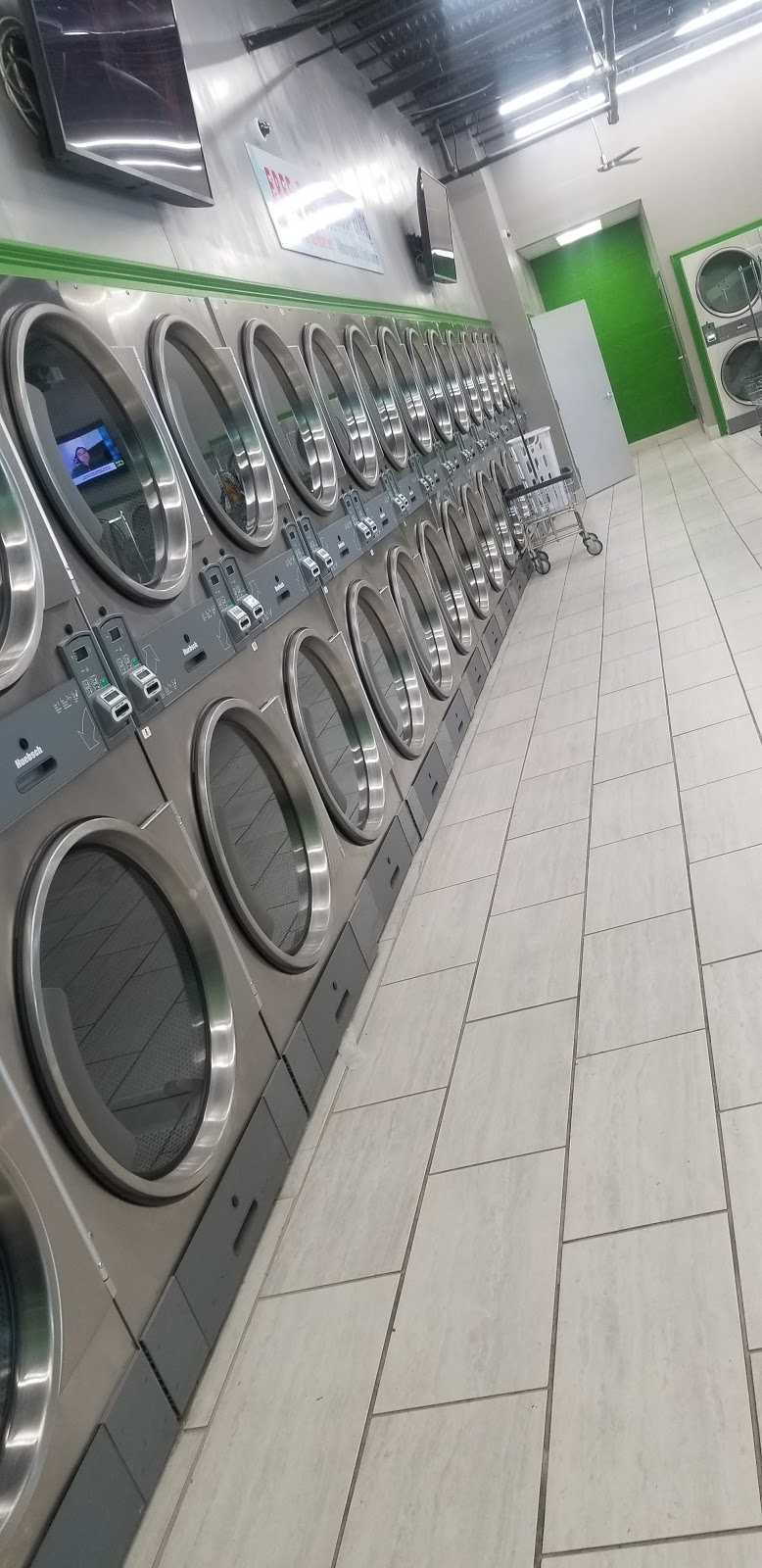 Clear Bubble laundromat | 14140 Minnieville Rd, Dale City, VA 22193, USA | Phone: (571) 285-4394