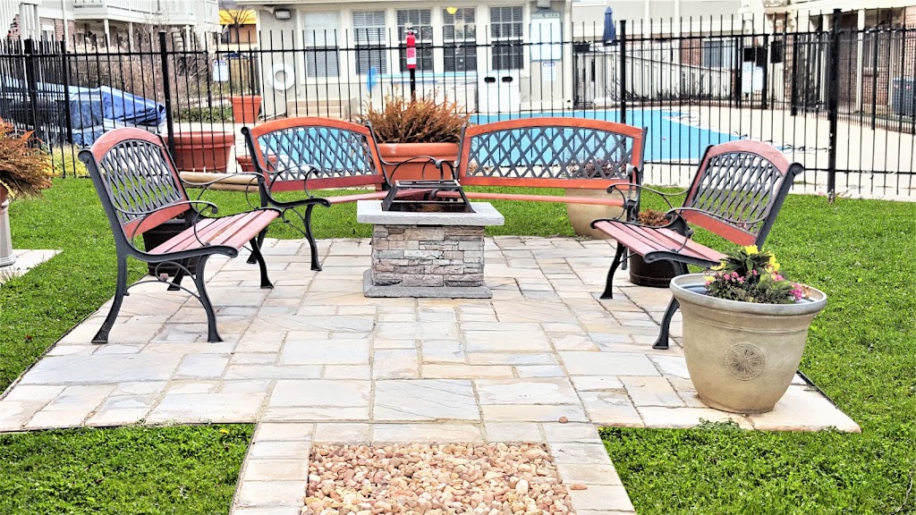 Hearth Hollow Apartments | 200 S Woodlawn Blvd, Derby, KS 67037, USA | Phone: (316) 633-4917