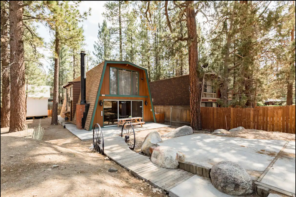 The Bear Mountain Hangout | 914 Robinhood Blvd, Big Bear, CA 92314, USA | Phone: (951) 378-4806