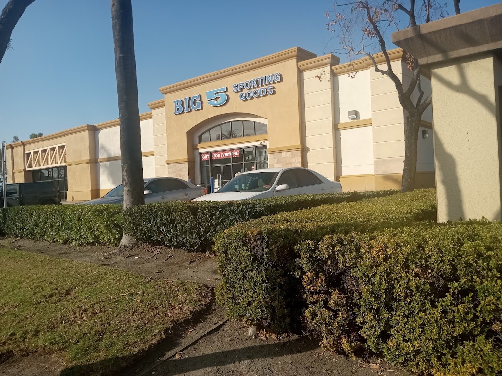 Big 5 Sporting Goods | 1421 W 17th St, Santa Ana, CA 92706, USA | Phone: (714) 564-0356