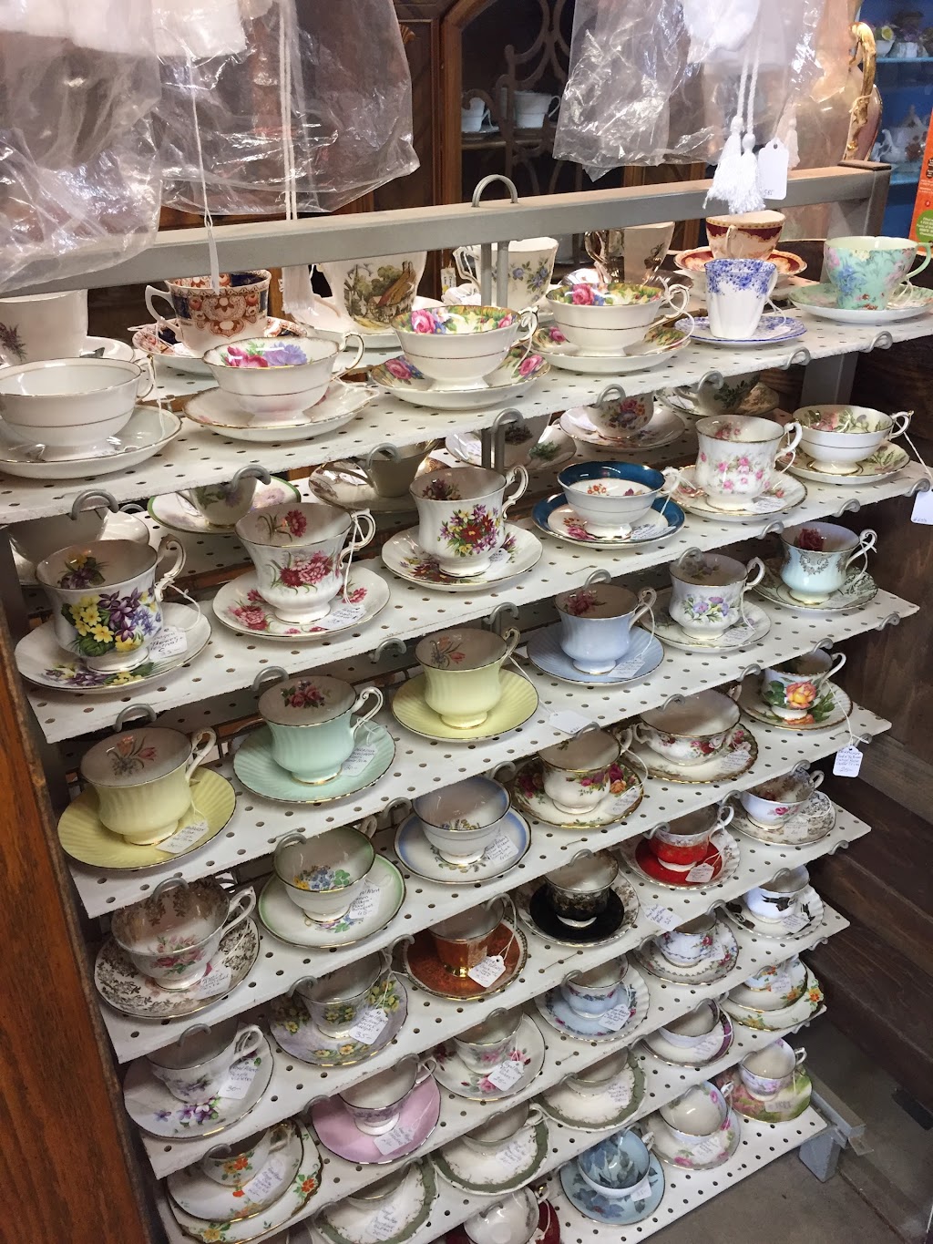 Prudhommes Antique & Vintage Market | 3125 N Service Rd, Vineland Station, ON L0R 2E0, Canada | Phone: (905) 562-5187