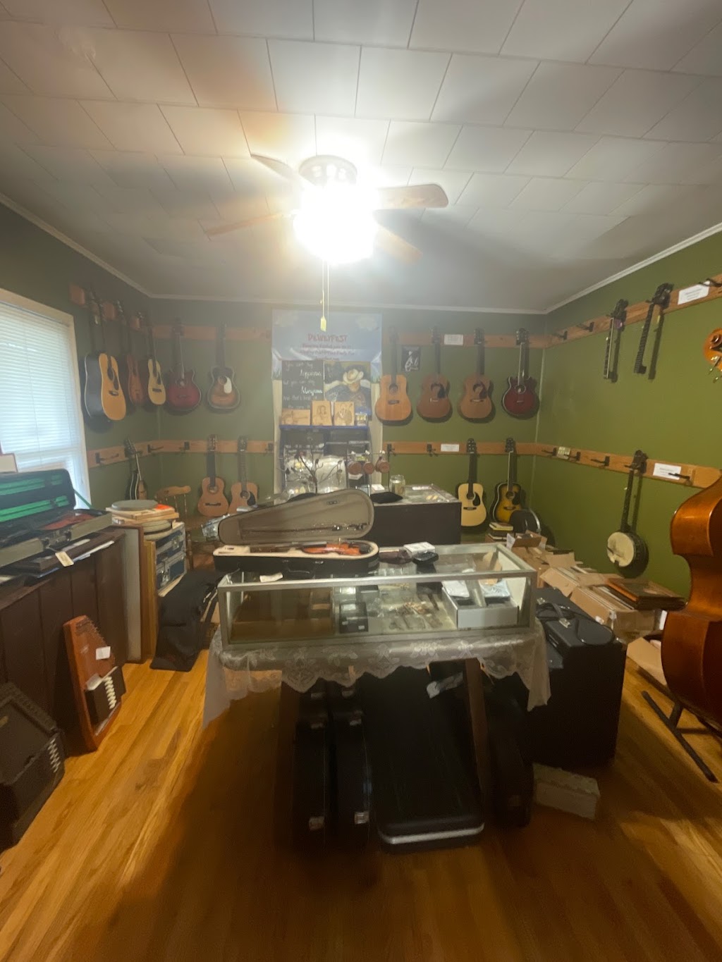 Dewey Browns Music & Lessons | 1017 S Main St, Graham, NC 27253, USA | Phone: (336) 269-7923