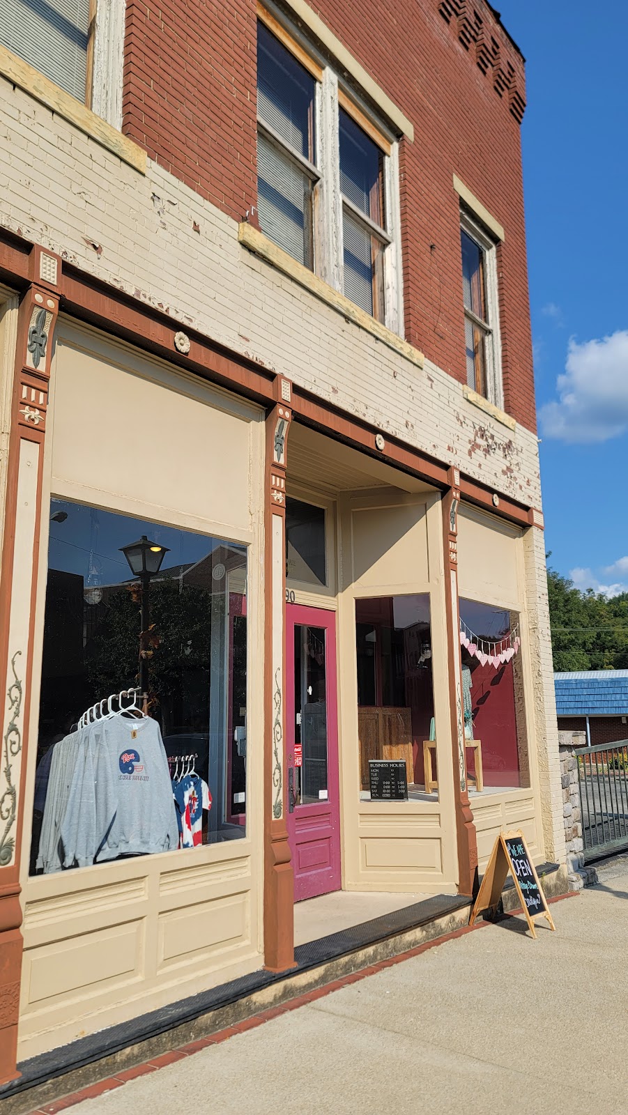 Vintage Charm Boutique | 190 W Main St, Mt Vernon, KY 40456, USA | Phone: (606) 308-2383