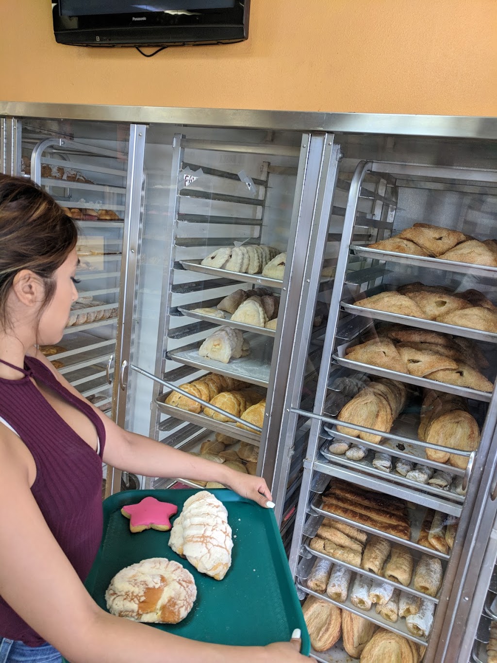 La Estrella Bakery | 19059 Valley Blvd #111, Bloomington, CA 92316, USA | Phone: (909) 875-9078