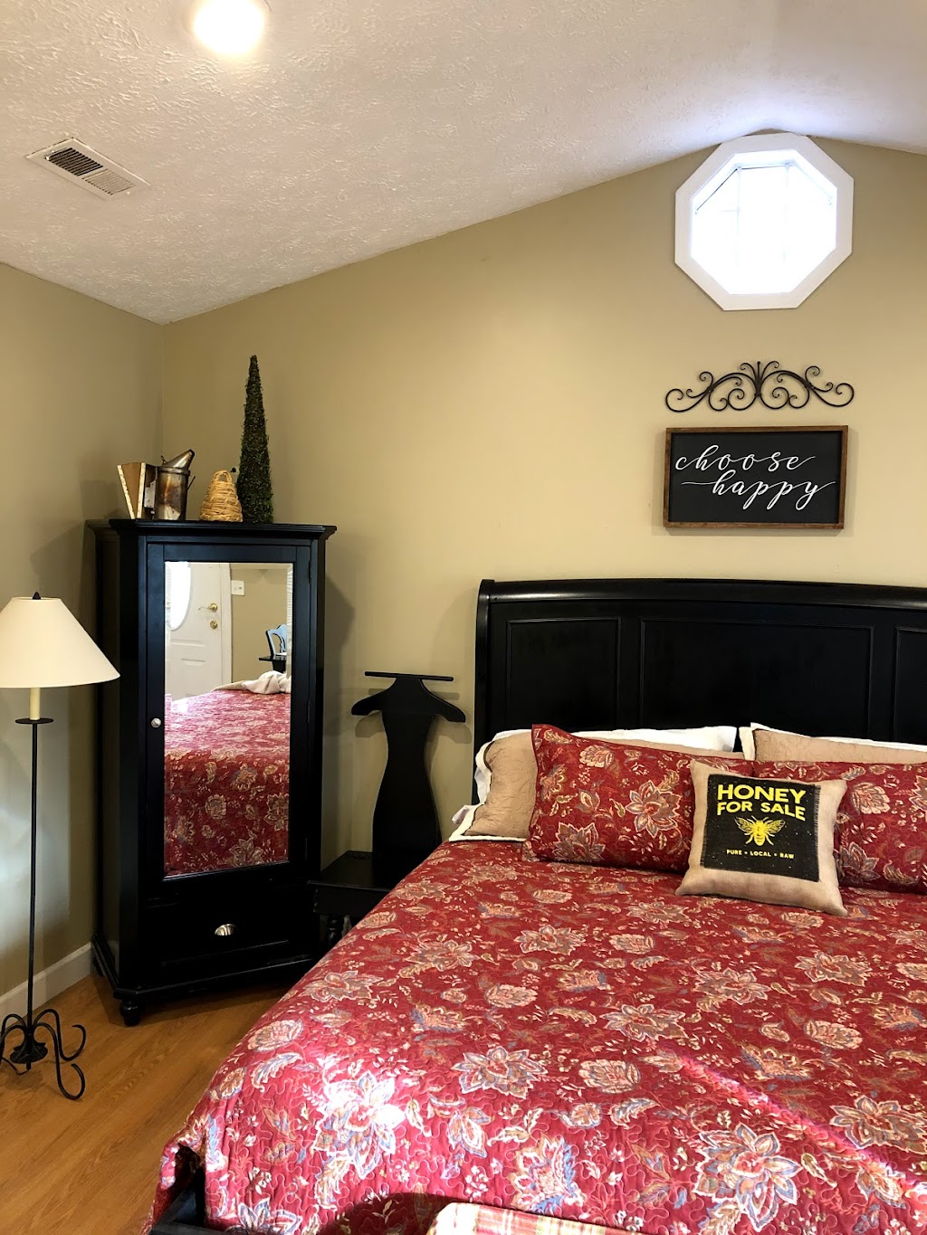 Beekeeper Inn | 5848 W, US-22 #3, Wilmington, OH 45177, USA | Phone: (513) 315-8066