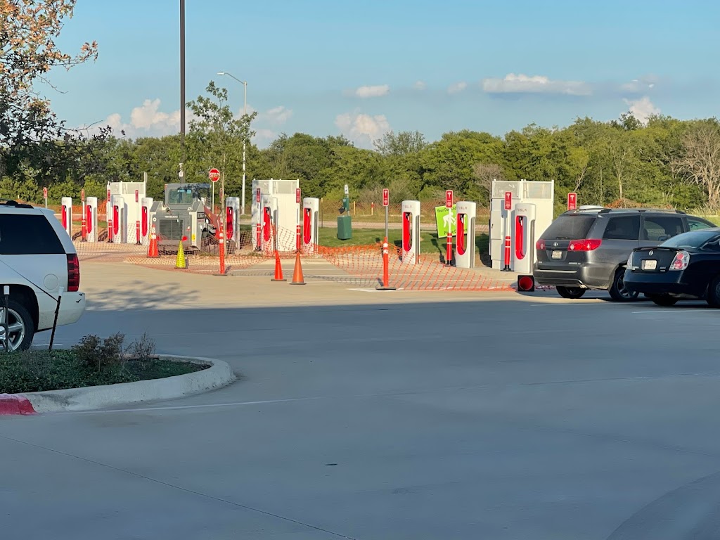 Buc-ees | 1402 I-45, Ennis, TX 75119, USA | Phone: (979) 230-2930