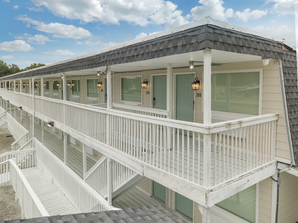 Deltaville Dockside Inn | 70 Dockside Dr, Deltaville, VA 23043, USA | Phone: (804) 776-1021