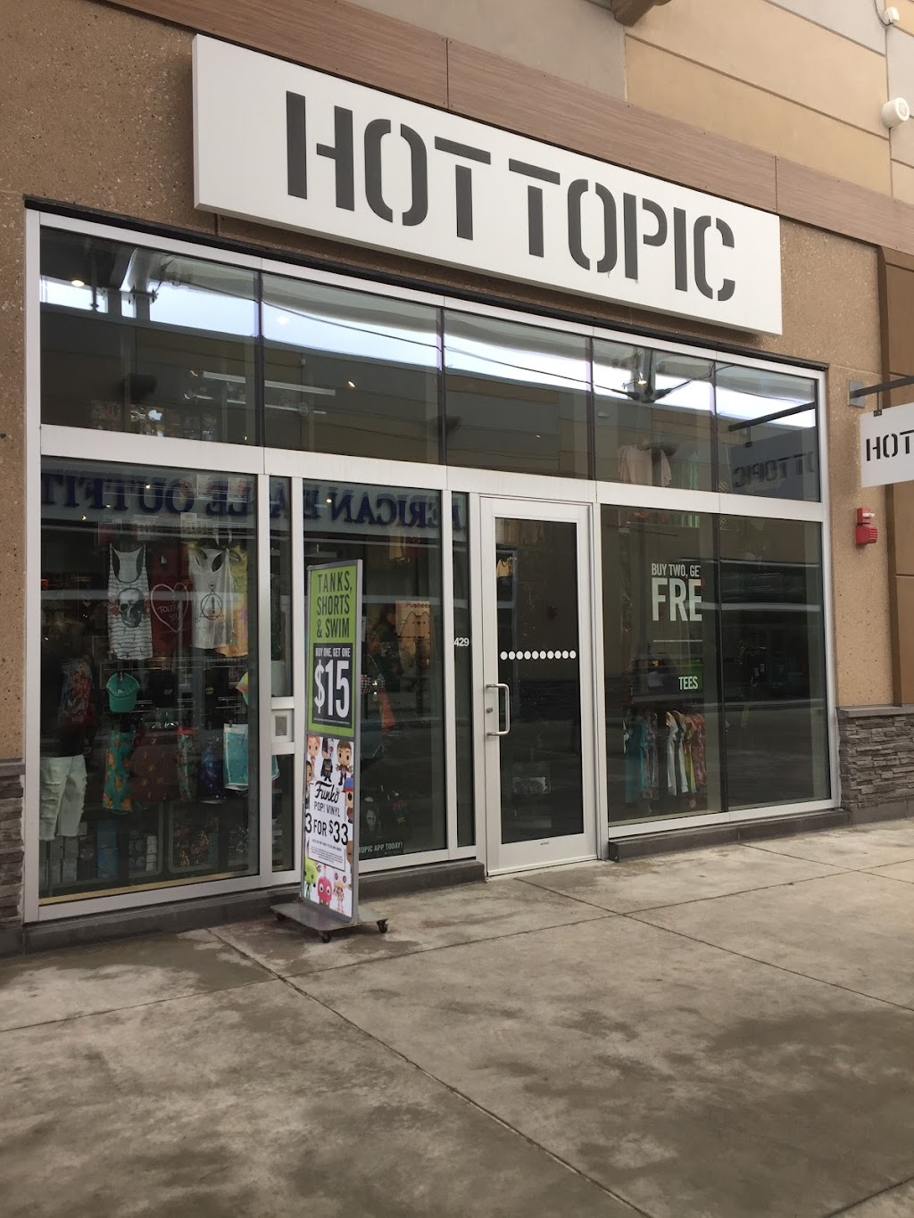 Hot Topic | 300 Taylor Rd S S4 RM 429, Niagara-on-the-Lake, ON L0S 1J0, Canada | Phone: (905) 641-2253