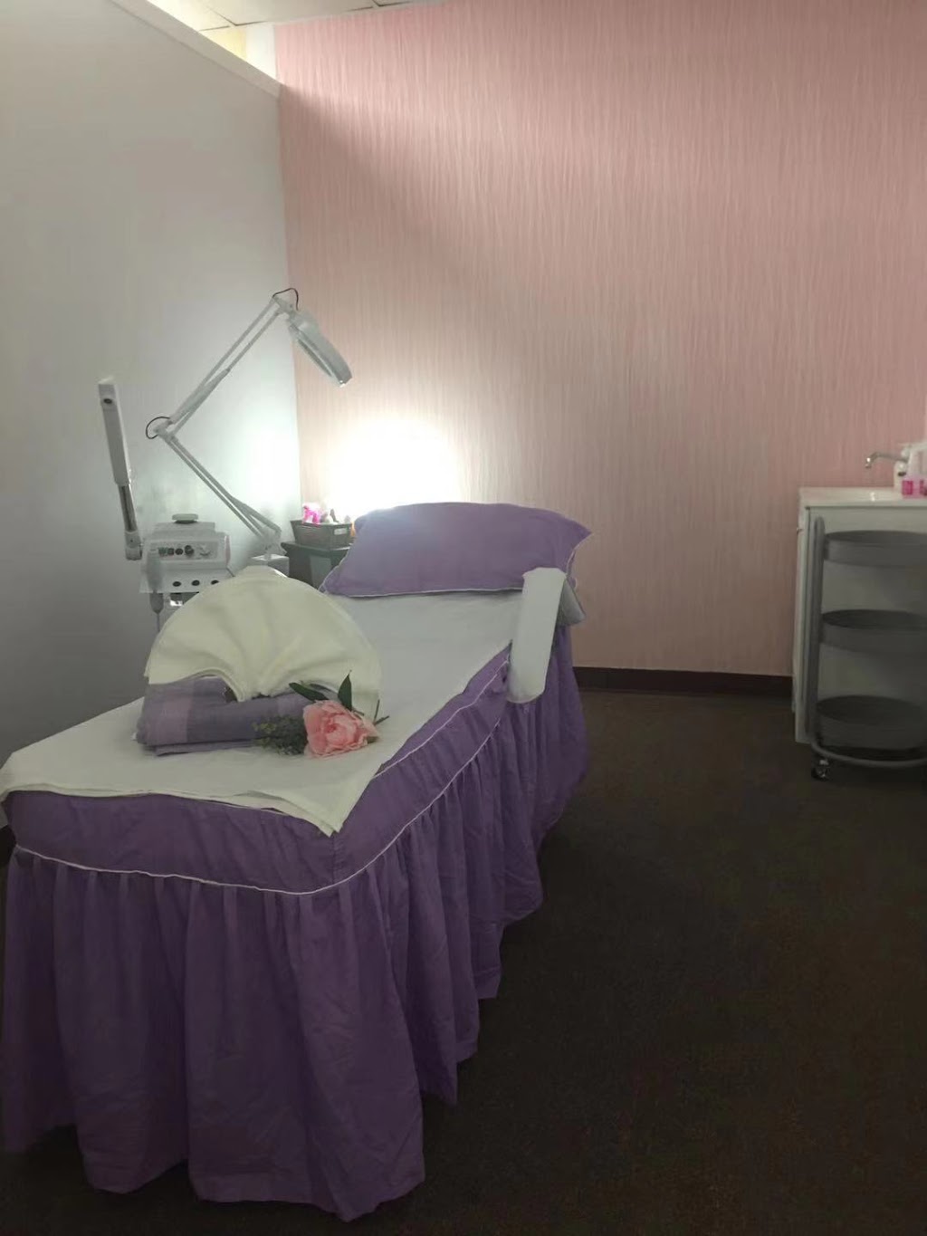 daisy massage and facial spa | 7339 E Colonial Dr Suite 8, Orlando, FL 32807, USA | Phone: (321) 888-9835