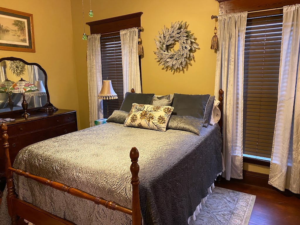 Kathys Broadway B&B | 359 Broadway St, Irvine, KY 40336, USA | Phone: (606) 643-6611