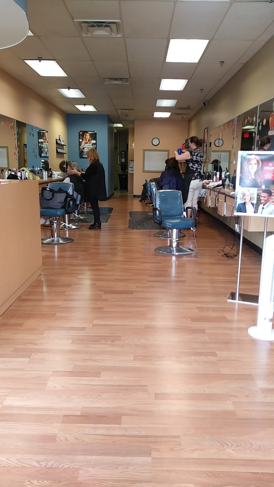 Fantastic Sams Cut & Color | 30977 Five Mile Rd, Livonia, MI 48154 | Phone: (734) 425-0660