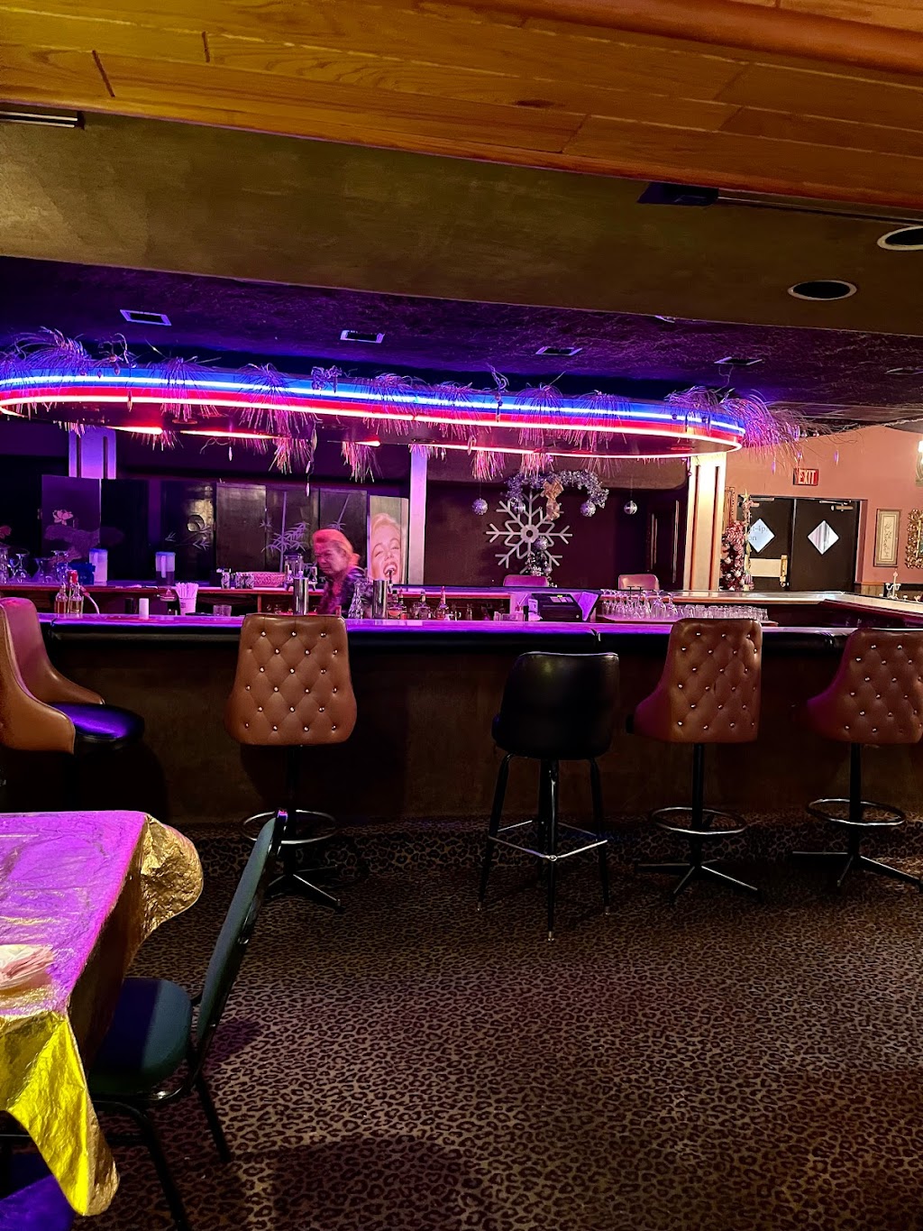 Flamingos Hollywood Steakhouse | 660 N Gallatin Ave Ext, Uniontown, PA 15401, USA | Phone: (724) 438-1993