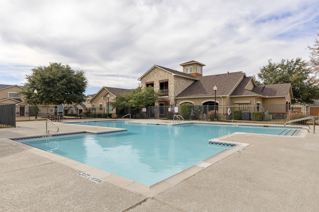 Hickory Trace Townhomes | 8410 S Westmoreland Rd, Dallas, TX 75237, USA | Phone: (817) 799-8625