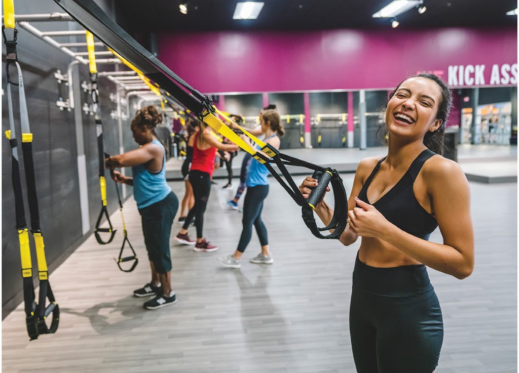 Crunch Fitness - Riverview | 10615 Big Bend Rd, Riverview, FL 33579, USA | Phone: (813) 488-1118