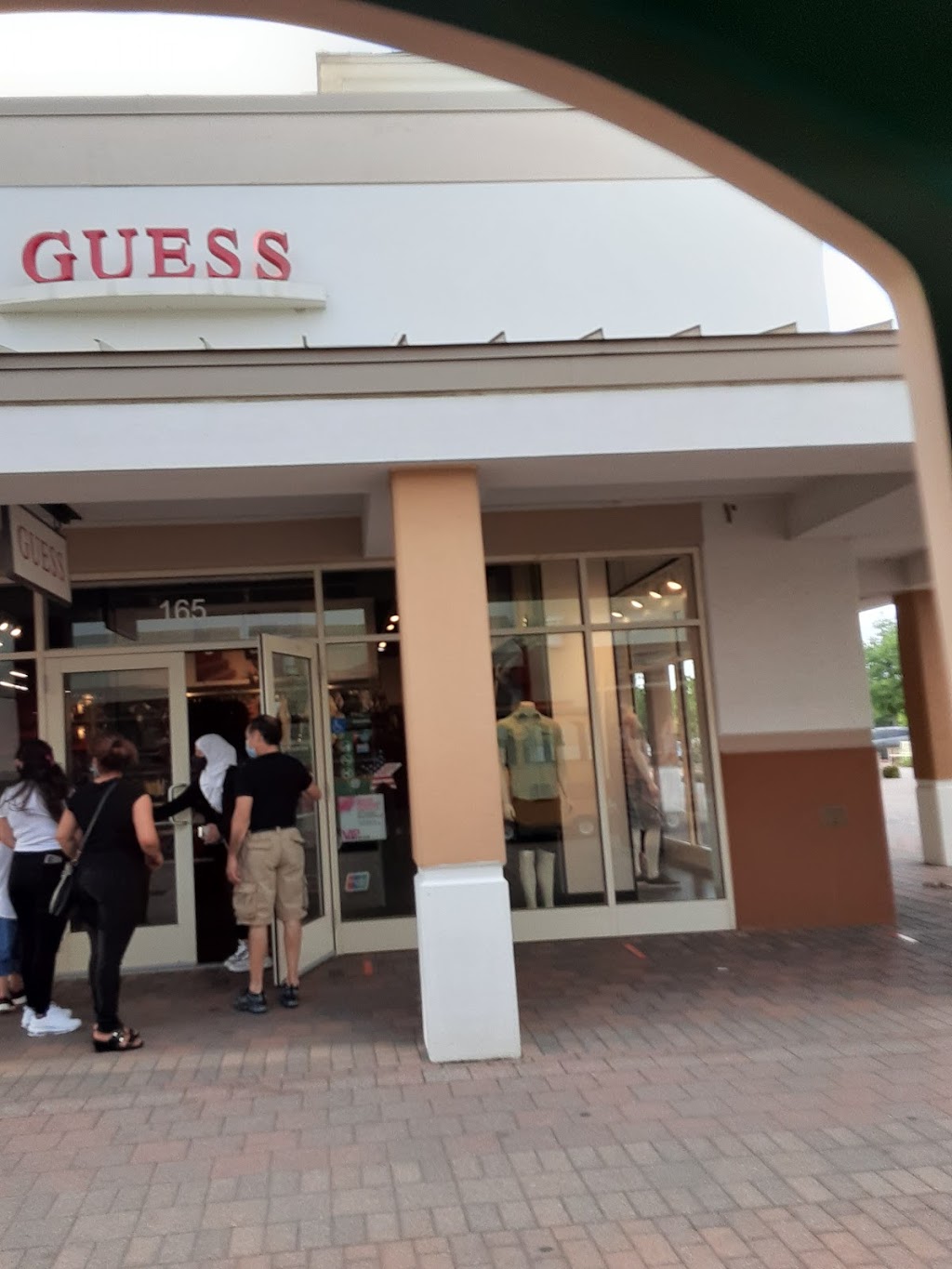 GUESS Factory | 2950 West, I-20 Space 165, Grand Prairie, TX 75052, USA | Phone: (972) 606-0014