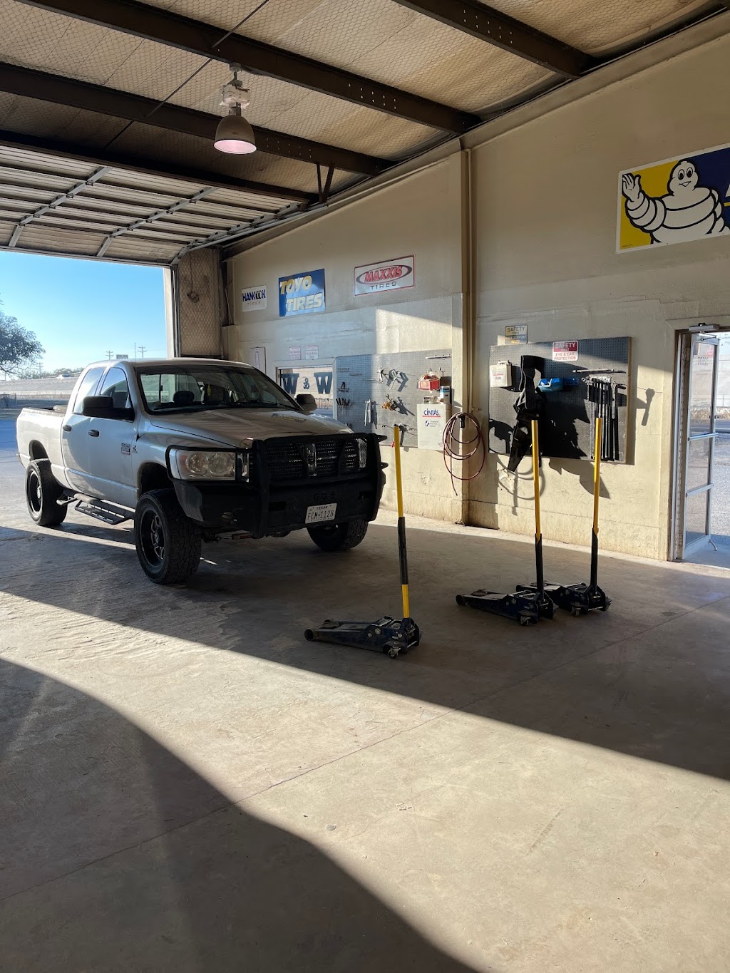 W & W Tire | 32800 I-10, Boerne, TX 78006, USA | Phone: (830) 249-8749