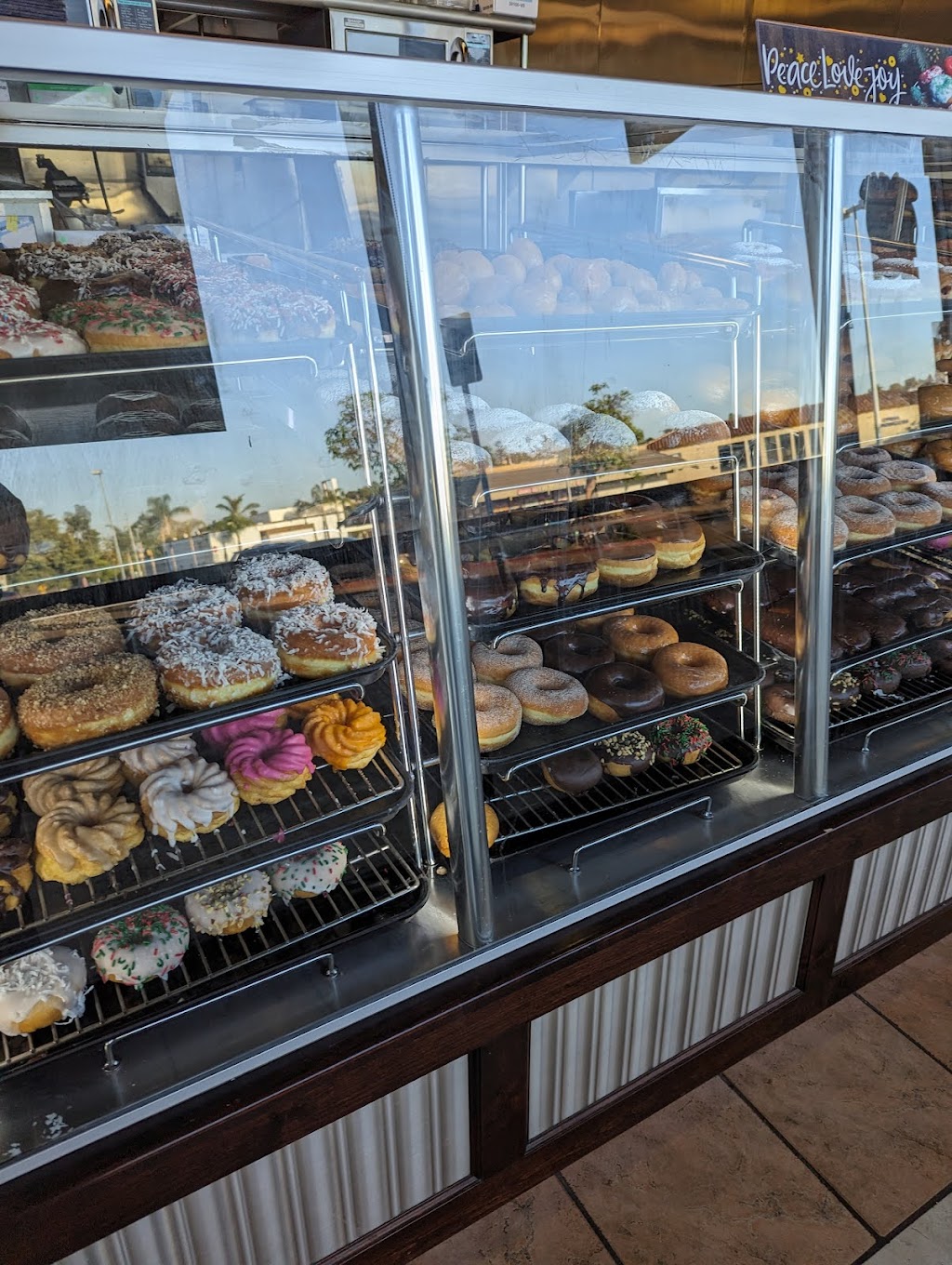 Yum Yum Donuts | 924 S Santa Fe Ave, Vista, CA 92084, USA | Phone: (760) 726-1391