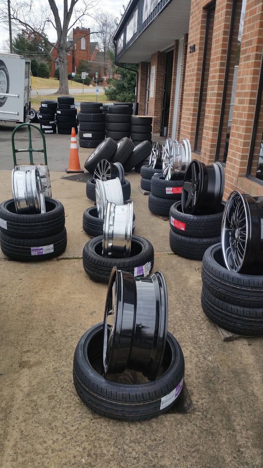 Lees Tire & Wheel | 1780 Virginia Ave, Martinsville, VA 24112, USA | Phone: (276) 638-3240