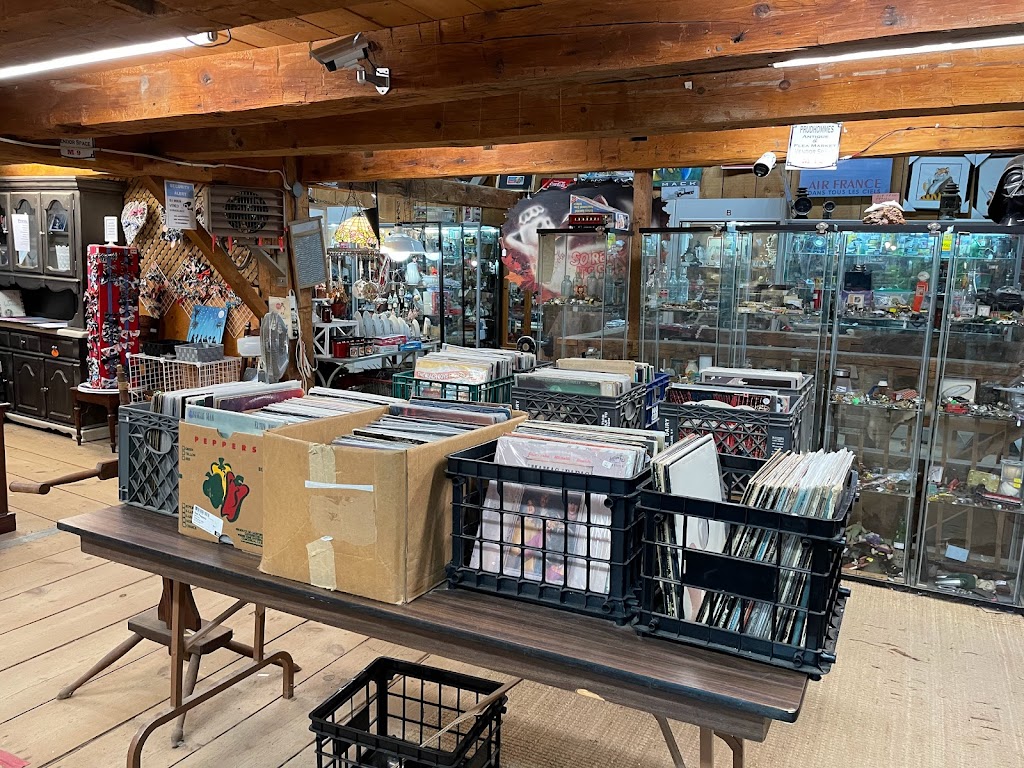 Prudhommes Antique & Vintage Market | 3125 N Service Rd, Vineland Station, ON L0R 2E0, Canada | Phone: (905) 562-5187