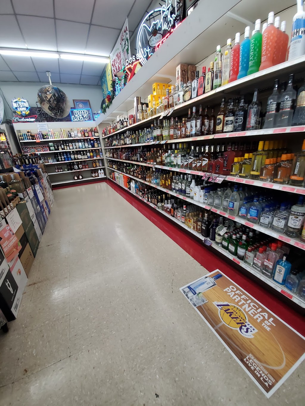 Red & White Superette Inc | 700 N Coast Hwy, Oceanside, CA 92054, USA | Phone: (760) 722-5557