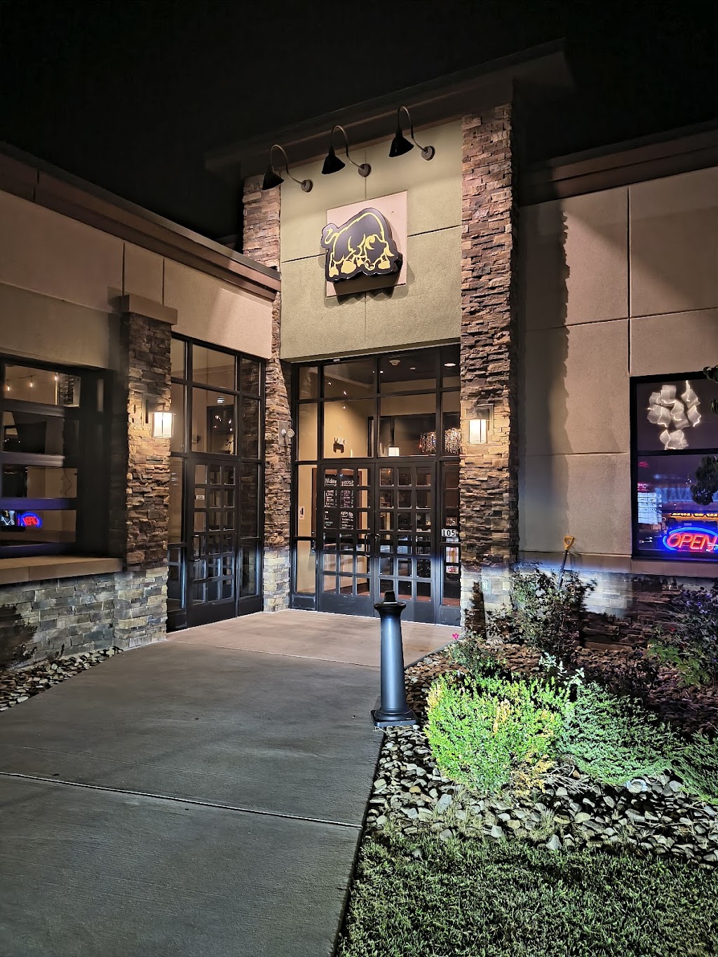 Navarros Bar & Grill | 105 Springfield Commons Blvd, Mercer, PA 16137, USA | Phone: (724) 748-6250