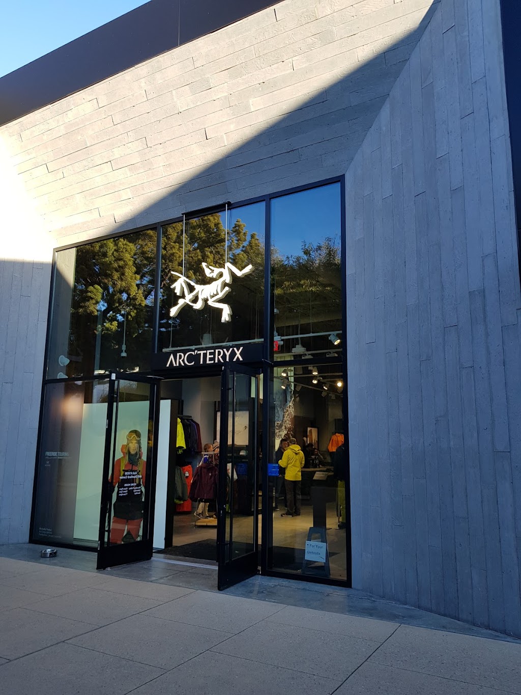 Arcteryx Stanford Center | 660 Stanford Shopping Center Suite 1030, Palo Alto, CA 94304, USA | Phone: (650) 847-4026