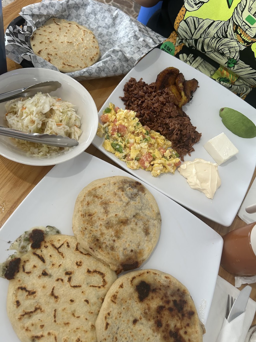 Loroco Bistro Salvadorean food | 13344 Meyer Rd, Whittier, CA 90605, USA | Phone: (562) 358-4041