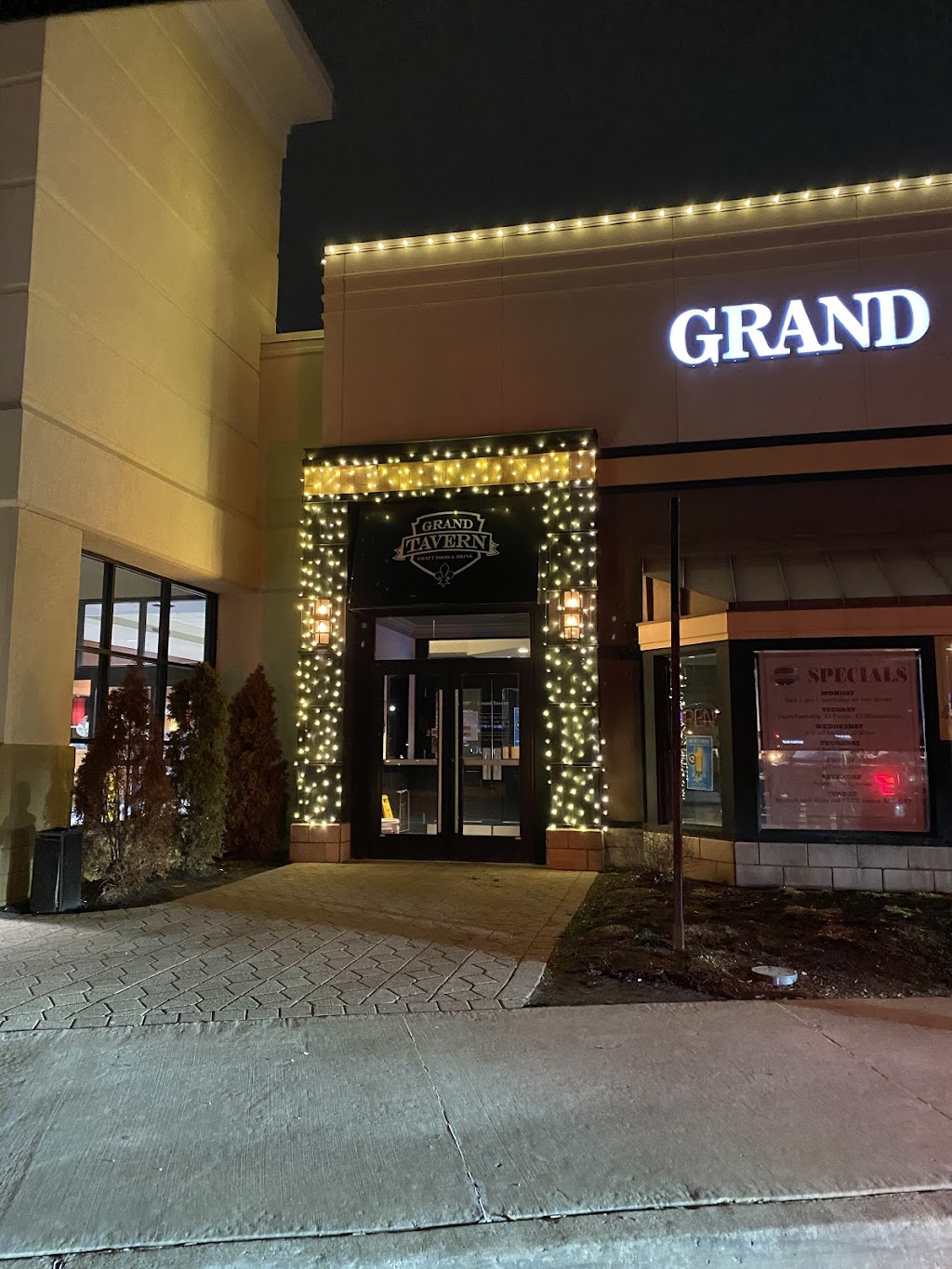 Zoros Christmas Lights | 17492 Park St, Livonia, MI 48152, USA | Phone: (248) 408-6393