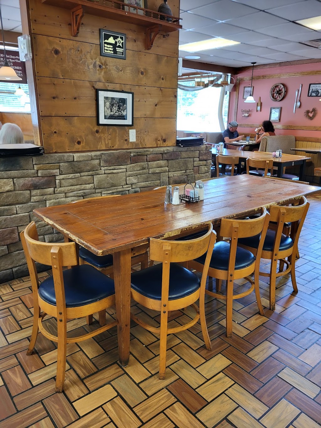 Stuart Family Restaurant | 307 S Main St, Stuart, VA 24171, USA | Phone: (276) 694-2800