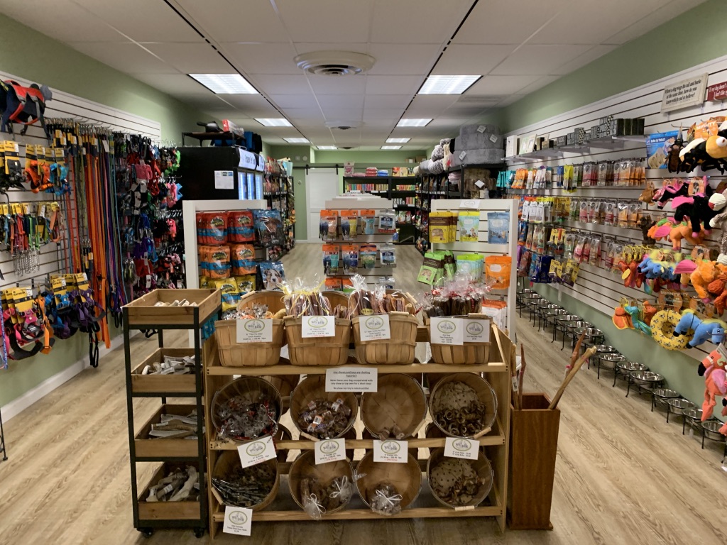 Well Bred - Pet food, supplies, toys & accessories | 641 Shunpike Road Hickory Square Plaza, Chatham Township, NJ 07928, USA | Phone: (973) 377-4606