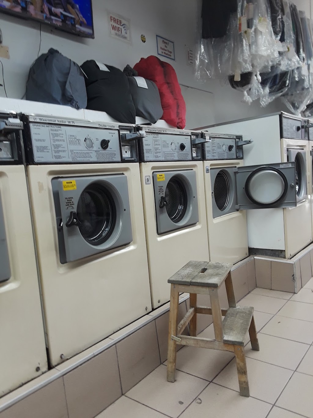 Busy Corner Laundromat | 419 Madison St, Brooklyn, NY 11221, USA | Phone: (718) 919-1289