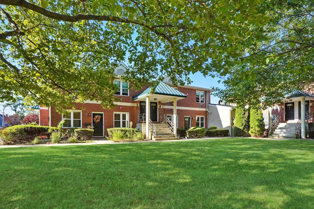 Bunt Commons I | 150 N Broadway, Lindenhurst, NY 11757, USA | Phone: (631) 464-0087