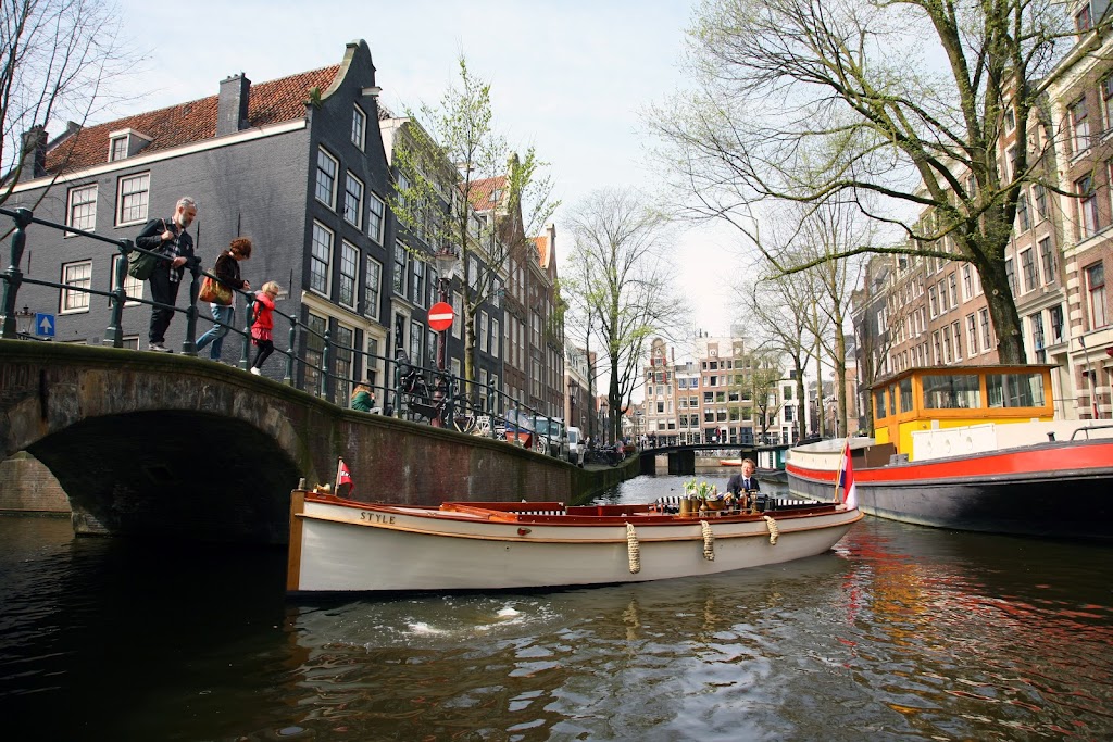 Private Canal Cruises | Singel 235HS, 1012 WE Amsterdam, Netherlands | Phone: 06 53993066